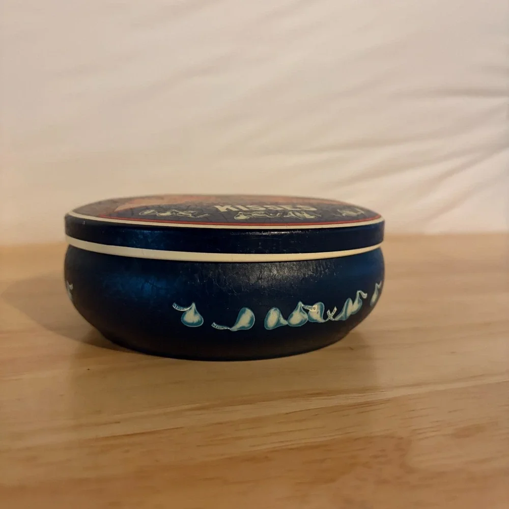 Hershey Kisses Round Tin 1982 A Kiss for You Vintage Advertising Collectible